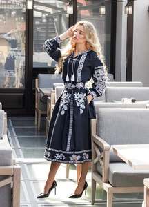 Robe ukrainienne bleu foncé avec chemisier ukrainien à pampilles Robe aspect vintage à manches longues - Product Image 4