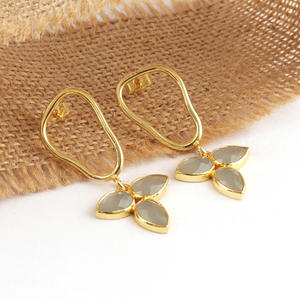 ต่างหูดีไซน์รูปใบไม้ต่างหูรูปดอกคาลเซโดนีสีเทาทำด้วยมือต่างหูทองเหลืองชุบทองขายส่งต่างหูแฟชั่นสำหรับผู้หญิง - Product Image 3