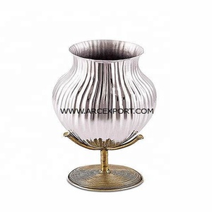 Artículos de mesa de metal Macetas de aluminio de color plateado con soporte de diseño dorado antiguo Florero de decoración estándar de la mejor calidad - Product Image 1