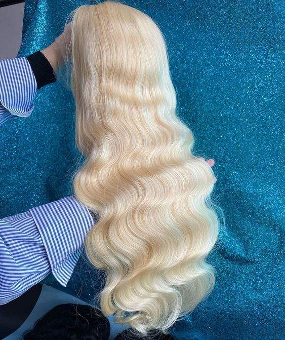 Perruque vague de corps blond