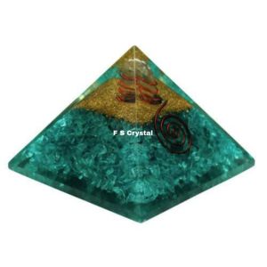Vente en gros Pyramide d'orgone en apatite bleue Pyramide d'orgone en pierre précieuse faite à la main de meilleure qualité Pyramide d'orgone en apatite bleue en agate - Product Image 1