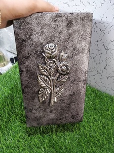 Urne en aluminium avec applique de rose, style américain, articles funéraires Brassworld India - Product Image 5