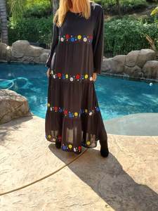 เดรสยาวชายหาดสไตล์โบฮีเมียนสำหรับฤดูใบไม้ร่วง ขายส่ง ปักลายดอกไม้สีดำ คอวี ผ้าทอ ระบายอากาศได้ดี เป็นมิตรกับสิ่งแวดล้อม ซักได้ แขนยาว - Product Image 3