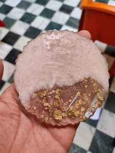 ที่รองแก้วเรซินสีทองประดับมุกสีขาวแผ่นรองแก้วออกแบบคลาสสิกแบบทำมือกันความร้อนขอบทองใช้ในเชิงพาณิชย์สำหรับร้านอาหารโรงแรม - Product Image 6