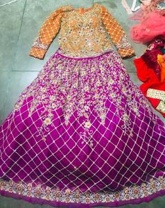 Robe de mariée indienne traditionnelle en lehenga, orange, violet et fuchsia, richement brodée - Product Image 1