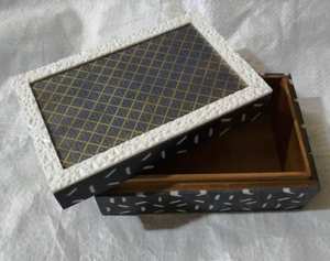 Boîte à bijoux en laiton gravé et résine patinée or avec incrustation bleu noir blanc Boîtes décoratives pour la maison et le bureau - Product Image 2