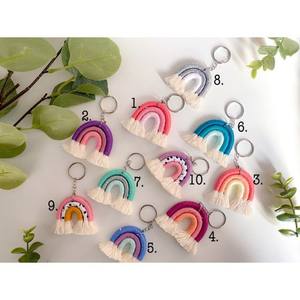 Porte-clés Mini arc-en-ciel en macramé, accessoire de porte-clés - Product Image 1
