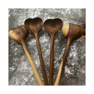 Cuillère à thé décorative en bois, forme de cœur fait à base de bois rouge naturel, bois d'acacia au Vietnam, - Product Image 2
