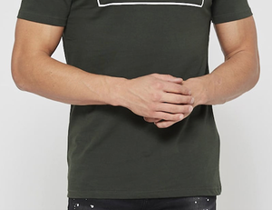 เสื้อยืดคอกลมผ้าโพลีเอสเตอร์/คอตตอนสำหรับผู้ชาย พิมพ์โลโก้ด้วยผ้าไหม ทรงปกติ มีทุกขนาด-ขายส่ง - Product Image 4