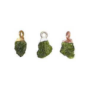 Amuleto de Moldavita en Bruto Chapado en Oro - Colgante de Moldavita - Piedra en Bruto para Regalo - Venta por Pieza - Product Image 1