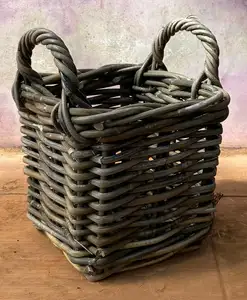 Meilleures ventes Panier en rotin brun naturel Anjani avec tricot serré pour les repas en plein air et le rangement des meubles - Product Image 1