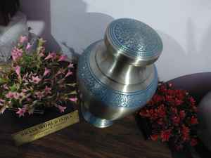 Urna de cremación grande grabada en plata de latón, suministros funerarios de la India, Brassworld - Product Image 4