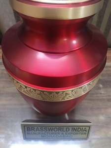 Urne funéraire en métal rouge vif avec gravure dorée, fournitures funéraires de style américain pour adultes par BRASSWORLD INDIA - Product Image 5