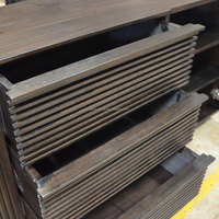 Buffet en bois massif de couleur foncée avec 2 portes et 3 tiroirs