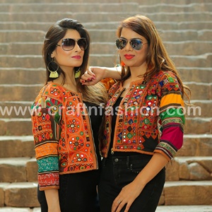 Chaqueta de algodón vintage Kutch y Banjara india bordada para invierno, talla grande, corte ajustado, tipo bomber, lista para usar. - Product Image 1