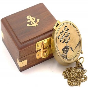 Boussole en laiton faite à la main avec chaîne et boîte en bois cadeau de citation gravée «donc vous pouvez toujours trouver le chemin du retour à la maison» - Product Image 1