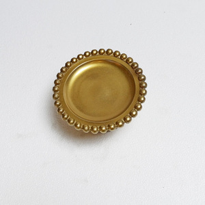 Luxury Design Single Tier Cupcake Stand Round Shape Gold Color Lower Price Designer Border Cake Stand Use for Restaurant - Product Image 1