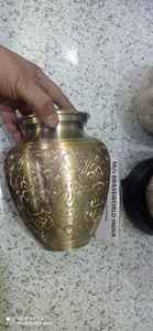 8-Inch Brassworld Inde Urne funéraire en étain gravé en laiton Fournitures funéraires - Product Image 5