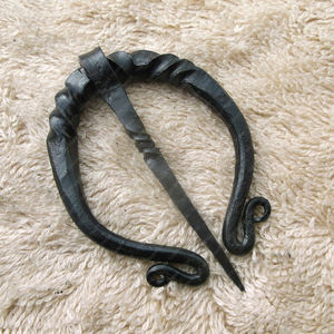Elven Large Roman Omega Fibula Broche de comida medieval forjado a mano con hebilla penanular Extremos entrelazados Zapata de caballo vikingo en metal - Product Image 1
