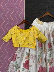 ชุดเลเฮนกาโชลีแบบเย็บเต็มตัว ทำจากผ้าจอร์เจตต์ ประดับพู่ห้อยหนักแบบทำมือและเข็มขัด - Product Image 4