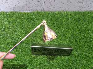 ที่ดับเทียนทองเหลืองขัดเงาพร้อมด้ามไม้ อุปกรณ์ทางศาสนาสำหรับโบสถ์ Brassworld India - Product Image 4