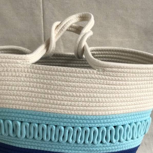 สีฟ้าและสีขาว