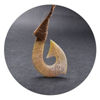 Collier Hawaïen Unisexe avec Pendentif Tribal Sculpté en Forme d'Hameçon de Poisson Blanc Maori – Accessoire Cadeau Bijoux