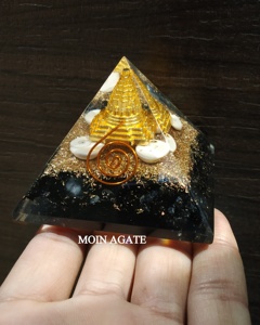 Handmade Đen Tourmaline orgone kim tự tháp với <span class=keywords><strong>shree</strong></span> <span class=keywords><strong>yantra</strong></span> biểu tượng mã não đá quý linh vật cho phong thủy chữa bệnh phong thủy phong cách - Product Image 1