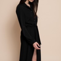 Robe longue de qualité italienne supérieure, ouverte avec boutons, col rabattu, manches larges, ceinture à la taille. Pour la journée