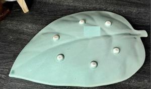 Plateau de service vert clair en métal avec design de feuille tendance, parfait pour les articles d'hôtel et les accessoires de cuisine à domicile - Product Image 3
