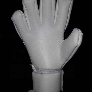 Gants de gardien de but professionnel Giga 4mm Logo personnalisé Gants de sport confortables sur mesure en latex blanc avec ajustement confortable - Product Image 3