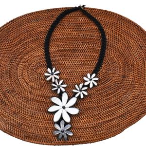 Collar de Joyería de Moda Hawaiano Tahitiano con 6 Flores de Tiaré de Nácar en Cordón Trenzado - Product Image 4