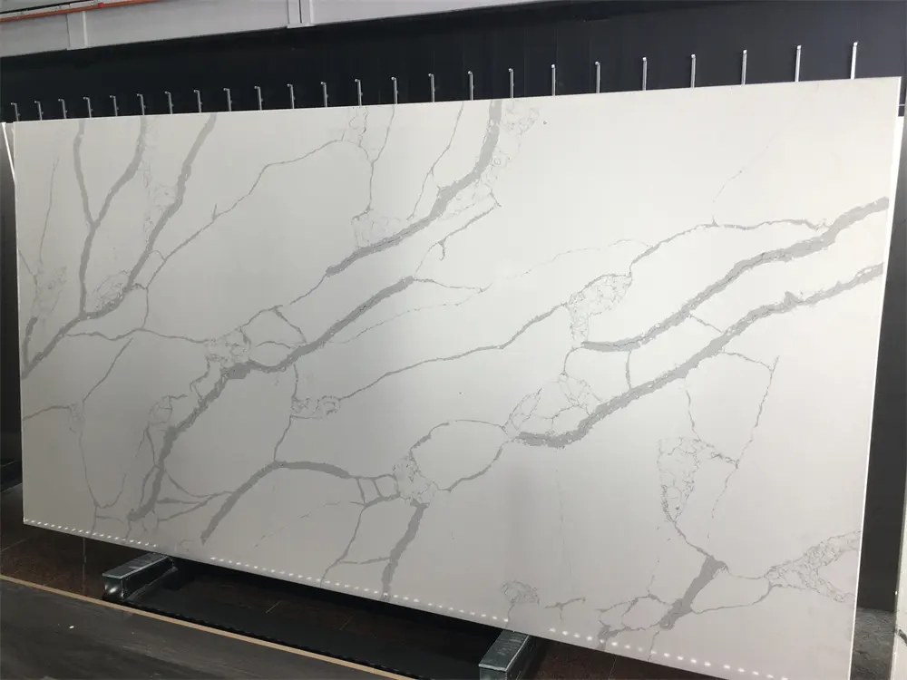 Lastra di quarzo bianco Calacatta di marmo bianco artificiale di prezzo più basso per la parte superiore di vanità del bagno
