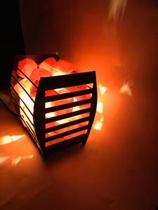 Cesta de Lámpara de Sal Tallada en Material Orgánico con Trozos de Sal Rosa del Himalaya, Tema Floral - Product Image 4