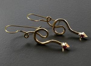 SILVER ZONE ต่างหูแฟชั่นสไตล์อินเดียสำหรับผู้หญิง ดีไซน์ห้อยระย้ารูปงู สีทองประดับทับทิม - Product Image 4