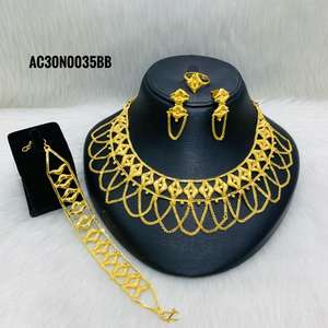 Collier tendance en forme de fleur plaqué or 24 carats, ensemble de bijoux pour femmes, occasions de mariage et de fête - Product Image 1