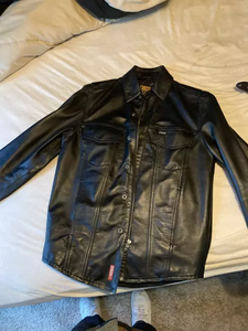 T-shirt en cuir véritable à manches courtes pour hommes respirants avec des chemises en cuir à la mode 2025 - Product Image 4