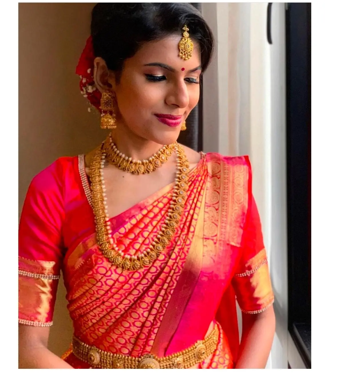 Presentazione di incantevoli abiti da sposa sari di Banarasi biologici per matrimoni indiani intimi e grassi con camicetta squisita
