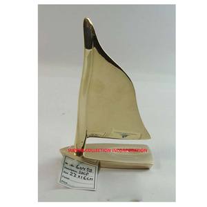 Bateau à voile de course en laiton décoratif pour décoration de table - Product Image 1