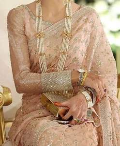 Dernier sari traditionnel indien élégant orné de perles de cristal pour les femmes pour les mariages - Product Image 1