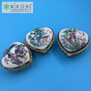 Joyero de porcelana de estilo chino con pintura de tinta de mujer Solución de almacenamiento elegante y única - Product Image 5