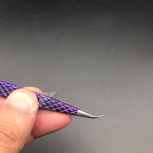 Pinzas de extensión de pestañas de acero sostenible japonés púrpura oscuro Agarre de diamante Logotipo personalizado Punta de fibra de material de acero inoxidable - Product Image 4