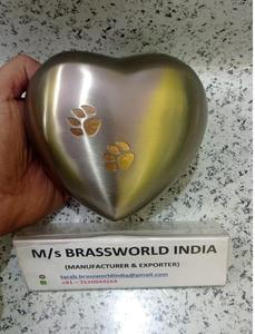 Urna de cremación para mascotas de corazón plateado de estilo americano con dos patas doradas Suministros funerarios de metal de Brassworld India - Product Image 6