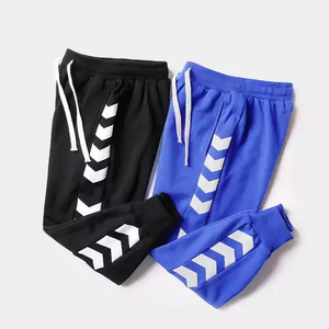 Pantalones de chándal unisex para niños, pantalones para correr informales con decoración bordada, cierre de cordón frontal plano, diseño ligero - Product Image 1