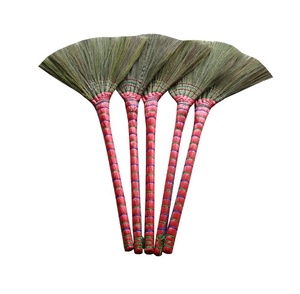 Escoba suave de hierba natural con mango rojo Escoba de hierba al por mayor para limpieza del hogar de Vietnam - Product Image 1