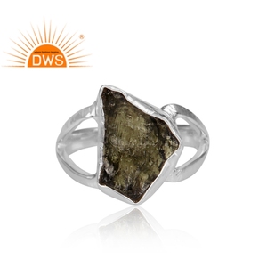 Fabricante de joyería de anillo de banda dividida de piedras preciosas de moldavita áspera natural de plata esterlina fina para ocasiones, fiestas y regalos. - Product Image 3