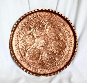 Bandeja de cobre grabada redonda, placa de carga - Product Image 1