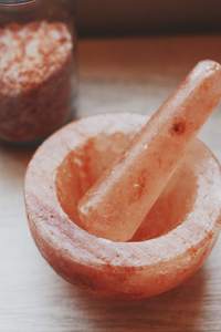 ครกและสากหินเกลือหิมาลัยคุณภาพสูง เกรดอาหาร รูปทรงสวยงาม แกะสลัก น้ำหนัก 2-3 กิโลกรัม ได้รับการรับรองฮาลาล Abbott Minerals AM-545 - Product Image 3