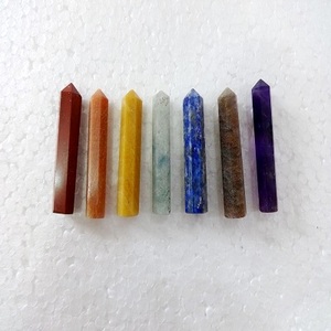 Ensemble de pierres précieuses naturelles agate à 7 chakras, pierre semi-précieuse sculptée dans le style de mascotte pour la guérison des chakras - Product Image 1