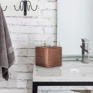 Boîte à mouchoirs en métal bronze martelé avec matériau en bois - Product Image 4